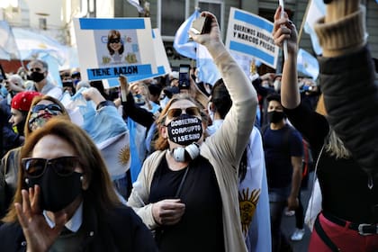 Los manifestantes frente al Congreso de la Nación con banderas y carteles contra la reforma judicial