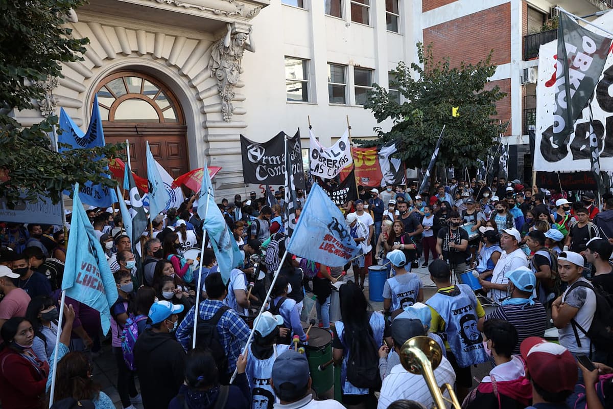 Los manifestantes, frente al Ministerio de Educación