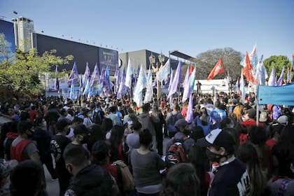 Los manifestantes frente al predio de La Rural