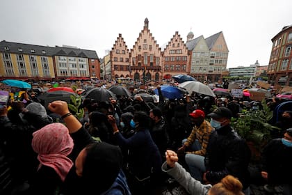 Uuna protesta contra la brutalidad policial y la muerte en la custodia policial de George Floyd en Frankfurt, Alemania