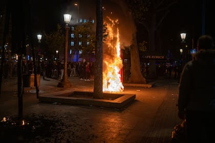 Los manifestantes incendiaron las inmediaciones a Plaza de Cataluña