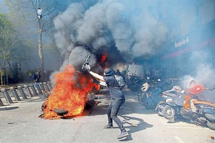 Los manifestantes incendiaron motos en París