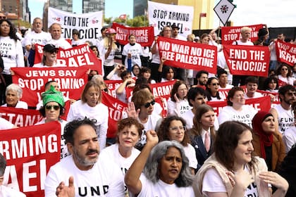 Los manifestantes, incluida Sarandon, vistieron remeras con la consigna: “Financien personas, no bombas”