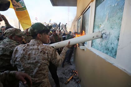 Los manifestantes intentan romper los vidrios blindados de la embajada