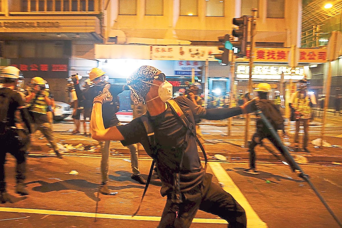 Los manifestantes lanzaron ayer piedras contra la policía de Hong Kong