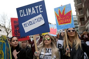 Los manifestantes levantaban pancartas que alertaban sobre el calentamiento global