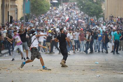 Los manifestantes libaneses, enfurecidos por una explosión mortal atribuida a la negligencia del gobierno, chocan con las fuerzas de seguridad por segunda noche consecutiva cerca de una calle de acceso al parlamento en el centro de Beirut el 9 de agosto de 2020