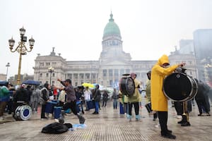 La oposición, gremios y piqueteros marchan al Congreso en rechazo a la ley de tierras