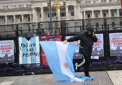 Los manifestantes llegan al Congreso para participar de la protesta