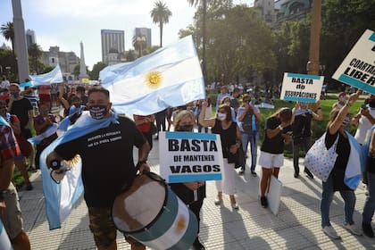 Los manifestantes llegaron frente a la Casa Rosada portando pancartas con distintas consignas