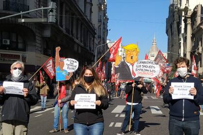 Los manifestantes llevaron pancartas