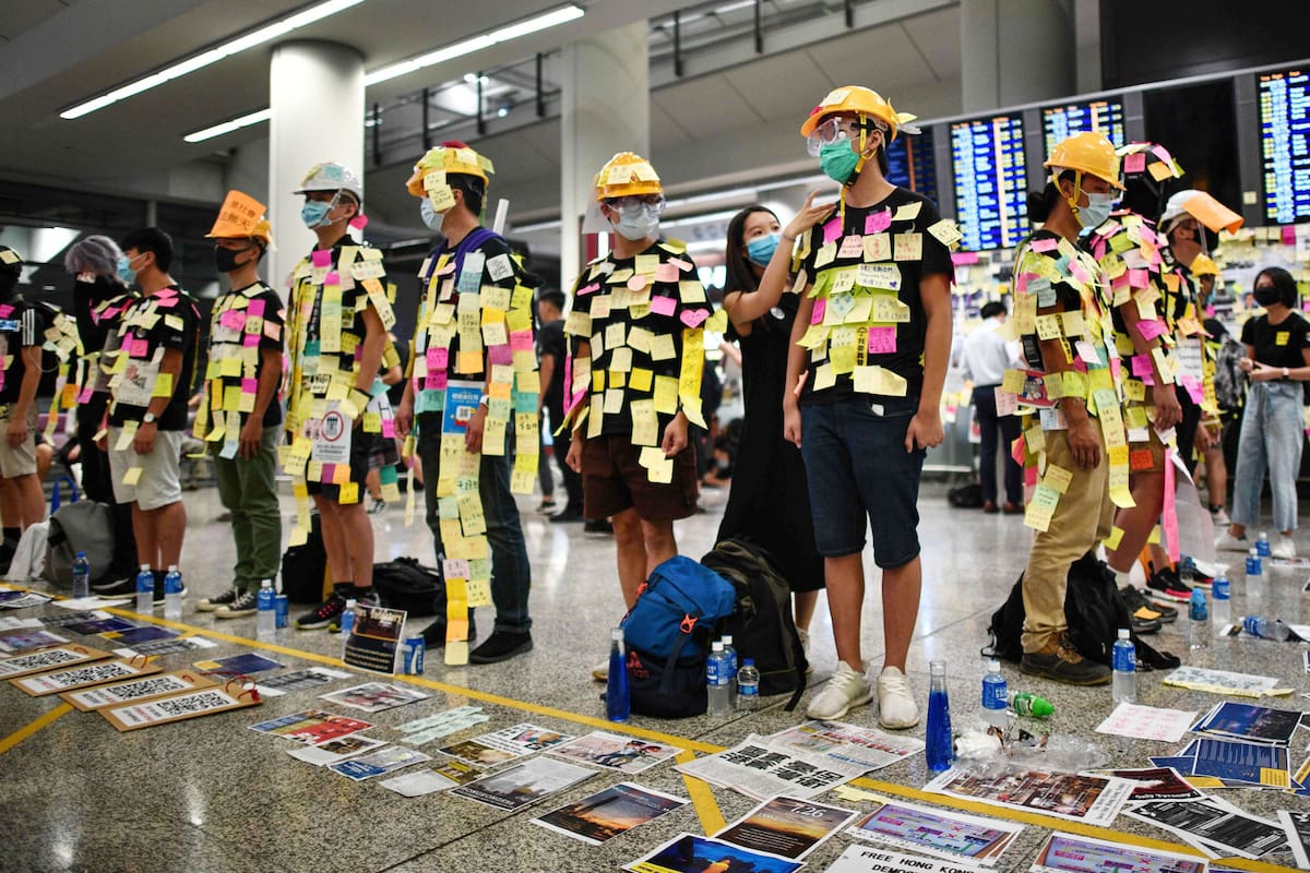 Los manifestantes llevaron ayer su protesta al aeropuerto de Hong Kong