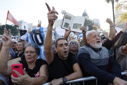 Los manifestantes llevaron libros, carteles y pancartas a la marcha universitaria en la Plaza de Mayo