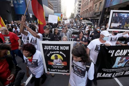 Los manifestantes marchan en Sídney para apoyar la causa de las protestas estadounidenses por la muerte de George Floyd