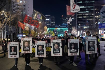 Los manifestantes marchan hacia la oficina presidencial tras una vigilia con velas contra el presidente surcoreano Yoon Suk Yeol en Seúl, Corea del Sur, el jueves 5 de diciembre de 2024. (Foto AP/Ahn Young-joon)