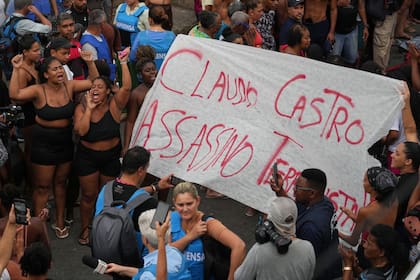 Los manifestantes muestran carteles contra Claudio Castro, gobernador de Río de Janeiro