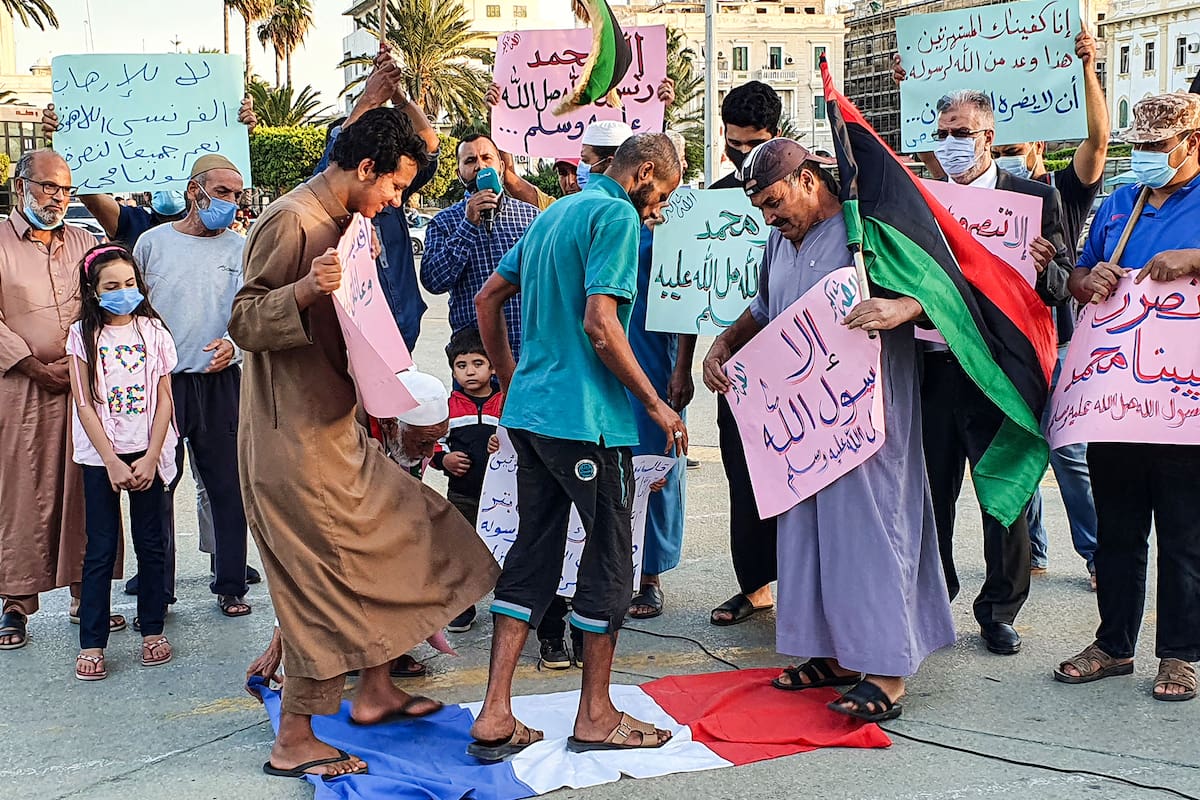 Los manifestantes pisaron una bandera nacional francesa durante una protesta contra los comentarios del presidente francés Emmanuel Macron sobre las caricaturas del profeta Mahoma, en la Plaza de los Mártires de la capital de Libia, Trípoli, el 25 de octubre de 2020