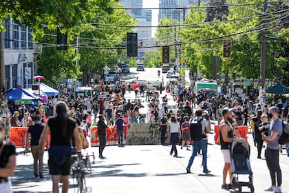Los manifestantes por el asesinato de George Floyd y la brutalidad policial establecieron una zona autónoma en la ciudad de Seattle