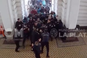 Difunden el video de cómo los manifestantes entraron a la municipalidad y la prendieron fuego