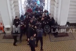 El momento en que los manifestantes entran a la municipalidad de La Plata y la prenden fuego
