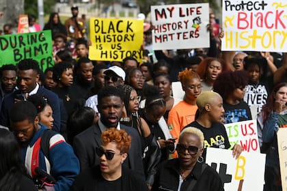 Los manifestantes protestan contra el plan del gobernador de Florida, Ron DeSantis, de eliminar los cursos de colocación avanzada sobre estudios afroamericanos