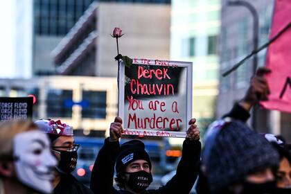 Los manifestantes protestan frente al Centro de Gobierno del Condado de Hennepin antes de que comience la selección del jurado en el juicio del exoficial de policía de Minneapolis Derek Chauvin el 8 de marzo de 2021 en Minneapolis, Minnesota