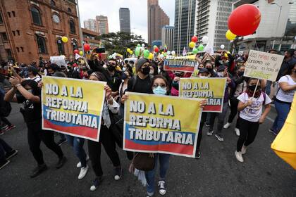 Los manifestantes protestaron en las calles durante días para pedir el retiro del proyecto de ley de reforma tributaria impulsado por el presidente colombiano Iván Duque