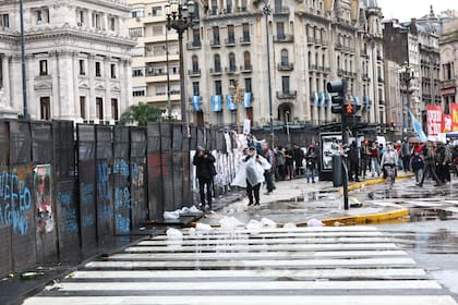 Los manifestantes que se acercaron a las vallas