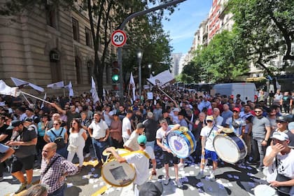 Los manifestantes que se sumaron a la marcha de la CGT en tribunales cortan parcialmente las calles