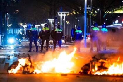 Los manifestantes quemaron vehículos en varias ciudades europeas este fin de semana