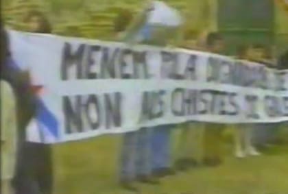 Los manifestantes reclamaban que Menem prohibiera la publicación del libro, al que consideraban ofensivo y discriminatorio