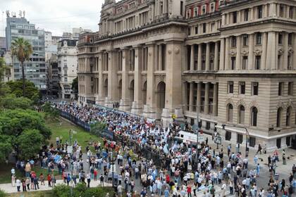 Los manifestantes se concentraban frente al Palacio de Justicia para expresar su apoyo a la Corte Suprema.