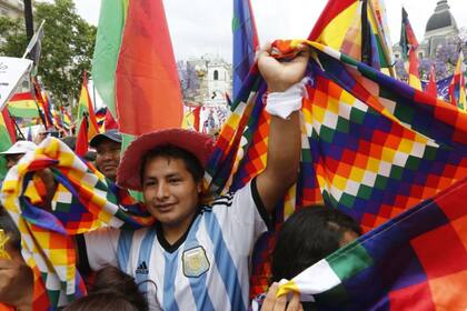 Los manifestantes se congregan en la Plaza de Mayo