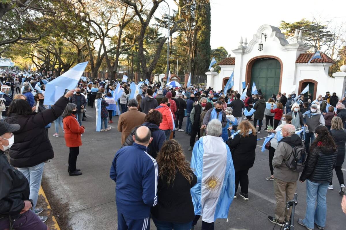 Los manifestantes se congregaron frente a la Quinta de Olivos durante el banderazo del 19S