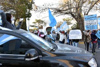 Los manifestantes se congregaron frente a la Quinta de Olivos durante el banderazo del 19S