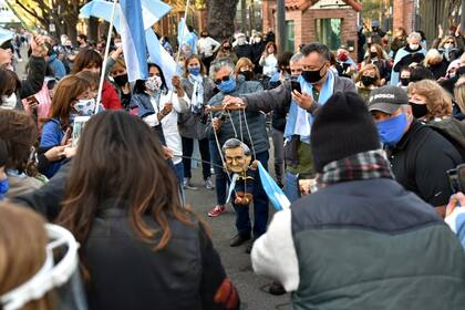 Los manifestantes se congregaron frente a la Quinta de Olivos durante el banderazo del 19S