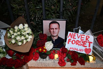 Los manifestantes se reúnen el 16 de febrero de 2024 frente al edificio de la antigua embajada rusa en Tbilisi, tras el anuncio de que el crítico más destacado del Kremlin, Alexei Navalny, murió en una prisión del Ártico