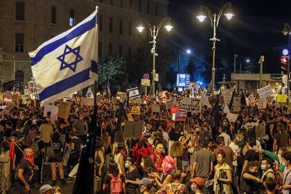 Los manifestantes se reúnen para una protesta contra el gobierno israelí cerca de la residencia del primer ministro en Jerusalén, el sábado último