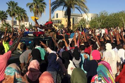 Los manifestantes sudaneses exigen al presidente sudanés Omar Al-Bashir que renuncie en Jartum.