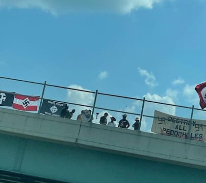 Los manifestantes también coloraron sus mantas en un puente de la zona