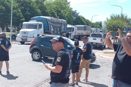 Los manifestantes trasladaron la protesta a la casa central de la cooperativa en el centro del pueblo