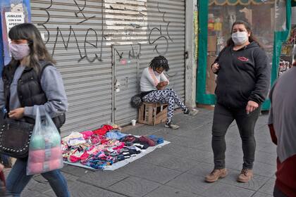 Los manteros no escaparon a la suerte de las ventas en el distrito