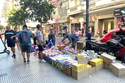 Los manteros también ofrecen útiles escolares en las calles de Once