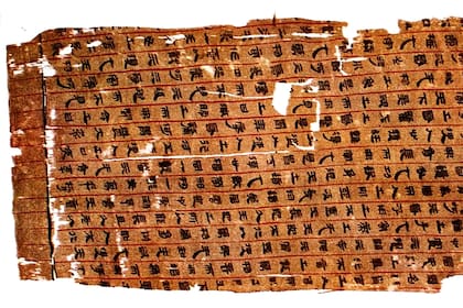 Los manuscritos fueron encontrados dentro de una tumba que data del año 168 antes de Cristo