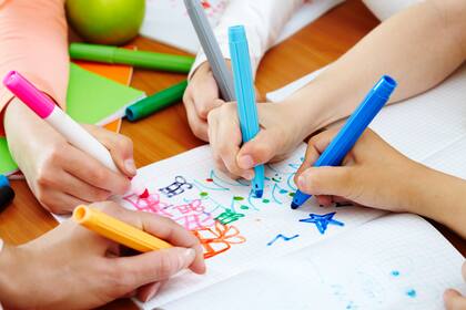 Los marcadores y colores para crear tarjetas o un cartel grupal es otra alternativa entretenida