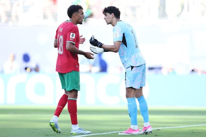 Los marroquíes Chadi Riad y Bono hablan durante el partido ante Brasil