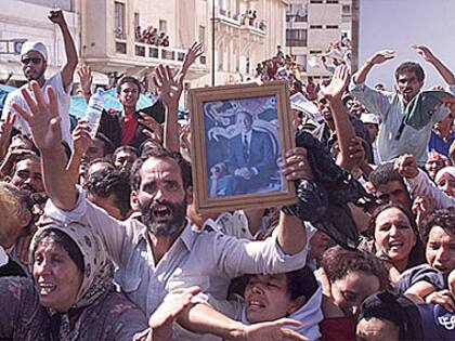 Los marroquíes manifiestan en la calle su dolor por la muerte del rey Hassan II