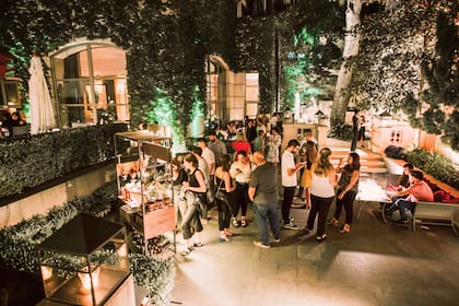 Los martes sirven tragos a base de gin en la terraza del Palacio Duhau.