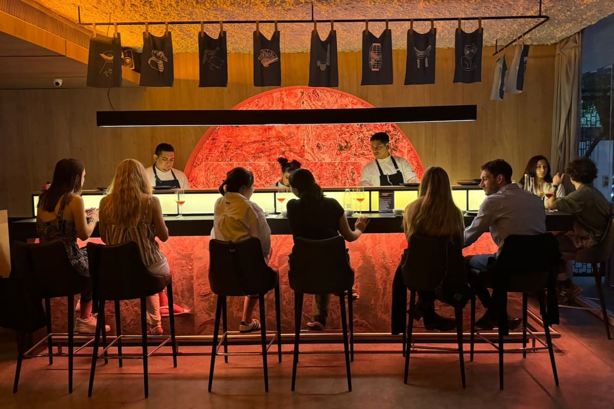 Los martes y jueves se realiza en Neko la Fiesta de Nigiris, una experiencia para ocho comensales en barra, con 15 piezas seleccionadas por el equipo de itamaes