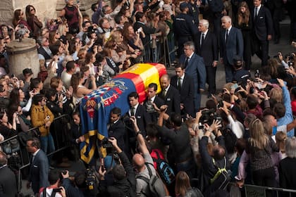 Los más allegados llenaron los 4.500 asientos del templo, los menos, que se contaban por cientos, han abarrotado las inmediaciones